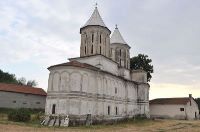 , Cerneţi<br /><a href='http://foto.cimec.ro/RAN/i1/BC7457AA40D3485686B6CFFC0161C99E.jpg' target=_blank>Priveşte aceeaşi imagine într-o fereastră nouă</a>. Autor: Mircea Rareș Tețcu. Titlu: Ansamblul bisericii „Sfântul Nicolae din Cerneși - vedere dinspre est. Sursa: https://tinyurl.com/37s6h8dk