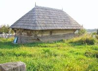 , Muşeteşti, "În cimitir"<br /><a href='http://foto.cimec.ro/RAN/i1/6E0A7F0170FE48E2896E55982C639EDD.jpg' target=_blank>Priveşte aceeaşi imagine într-o fereastră nouă</a>. Autor: Mircea Rareș Țetcu. Titlu: Biserica de lemn cu hramul „Sfinţii Îngeri” de la Muşeteşti
