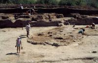 Chronicle of the Archaeological Excavations in Romania, 2000 Campaign. Report no. 156, Poduri, Dealul Ghindarului (Rusăieşti)<br /><a href='http://foto.cimec.ro/cronica/2000/156/Bernard14.jpg' target=_blank>Display the same picture in a new window</a>