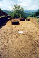 Chronicle of the Archaeological Excavations in Romania, 2001 Campaign. Report no. 181, Roşia Montană, Cârnic (Piatra Corbului).<br /> Sector Imagini-detaliu-necropola.<br /><a href='http://foto.cimec.ro/cronica/2001/181/Imagini-detaliu-necropola/006.JPG' target=_blank>Display the same picture in a new window</a>. Title: Imagini-detaliu-necropola