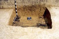 Chronicle of the Archaeological Excavations in Romania, 2001 Campaign. Report no. 181, Roşia Montană, Hop.<br /> Sector Imagini-detaliu-necropola.<br /><a href='http://foto.cimec.ro/cronica/2001/181/Imagini-detaliu-necropola/032.JPG' target=_blank>Display the same picture in a new window</a>