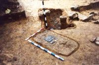 Chronicle of the Archaeological Excavations in Romania, 2001 Campaign. Report no. 181, Roşia Montană, Hop.<br /> Sector Imagini-detaliu-necropola.<br /><a href='http://foto.cimec.ro/cronica/2001/181/Imagini-detaliu-necropola/054.JPG' target=_blank>Display the same picture in a new window</a>