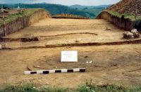 Chronicle of the Archaeological Excavations in Romania, 2001 Campaign. Report no. 181, Roşia Montană, Cârnic (Piatra Corbului).<br /> Sector Imagini-detaliu-necropola.<br /><a href='http://foto.cimec.ro/cronica/2001/181/Imagini-detaliu-necropola/069.JPG' target=_blank>Display the same picture in a new window</a>. Title: Imagini-detaliu-necropola