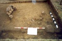 Chronicle of the Archaeological Excavations in Romania, 2001 Campaign. Report no. 181, Roşia Montană, Cârnic (Piatra Corbului).<br /> Sector Imagini-detaliu-necropola.<br /><a href='http://foto.cimec.ro/cronica/2001/181/Imagini-detaliu-necropola/073.JPG' target=_blank>Display the same picture in a new window</a>. Title: Imagini-detaliu-necropola