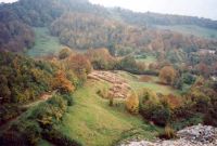 Chronicle of the Archaeological Excavations in Romania, 2001 Campaign. Report no. 181, Roşia Montană, Cârnic (Piatra Corbului).<br /> Sector Imagini-generale.<br /><a href='http://foto.cimec.ro/cronica/2001/181/Imagini-generale/03.jpg' target=_blank>Display the same picture in a new window</a>. Title: Imagini-generale