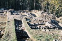 Chronicle of the Archaeological Excavations in Romania, 2001 Campaign. Report no. 190, Roşia Montană, Perimetrul T.I (proprietatea Lajos Szekely); Perimetrul T.II - Drumuş Rozalia.<br /> Sector drumus.<br /><a href='http://foto.cimec.ro/cronica/2001/190/drumus/prop-drumus-edificiul-t2-cppcn-02.jpg' target=_blank>Display the same picture in a new window</a>
