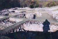 Chronicle of the Archaeological Excavations in Romania, 2001 Campaign. Report no. 190, Roşia Montană, Perimetrul T.I (proprietatea Lajos Szekely); Perimetrul T.II - Drumuş Rozalia.<br /> Sector drumus.<br /><a href='http://foto.cimec.ro/cronica/2001/190/drumus/prop-drumus-edificiul-t2-cppcn-03.jpg' target=_blank>Display the same picture in a new window</a>