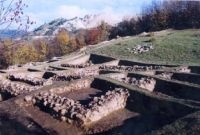 Chronicle of the Archaeological Excavations in Romania, 2001 Campaign. Report no. 190, Roşia Montană, Perimetrul T.I (proprietatea Lajos Szekely); Perimetrul T.II - Drumuş Rozalia.<br /> Sector drumus.<br /><a href='http://foto.cimec.ro/cronica/2001/190/drumus/prop-drumus-edificiul-t2-cppcn-04.jpg' target=_blank>Display the same picture in a new window</a>