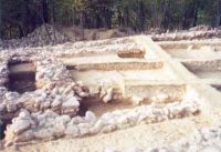 Chronicle of the Archaeological Excavations in Romania, 2001 Campaign. Report no. 190, Roşia Montană, Perimetrul T.I (proprietatea Lajos Szekely); Perimetrul T.II - Drumuş Rozalia.<br /> Sector drumus.<br /><a href='http://foto.cimec.ro/cronica/2001/190/drumus/prop-drumus-edificiul-t2-cppcn-07.jpg' target=_blank>Display the same picture in a new window</a>