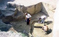 Chronicle of the Archaeological Excavations in Romania, 2002 Campaign. Report no. 156, Răcătău de Jos, Movila lui Cerbu<br /><a href='http://foto.cimec.ro/cronica/2002/156/12.jpg' target=_blank>Display the same picture in a new window</a>