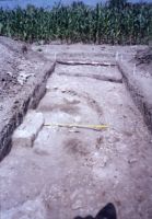 Chronicle of the Archaeological Excavations in Romania, 2003 Campaign. Report no. 79, Gherghiţa, La Târg (Şcoala Generală)<br /><a href='http://foto.cimec.ro/cronica/2003/079/Gherghita-altar2.jpg' target=_blank>Display the same picture in a new window</a>