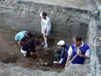 Cronica Cercetărilor Arheologice din România, Campania 2003. Raportul nr. 207, Vaslui<br /><a href='http://foto.cimec.ro/cronica/2003/207/vaslui-curtile-domnesti-015.jpg' target=_blank>Priveşte aceeaşi imagine într-o fereastră nouă</a>