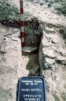 Chronicle of the Archaeological Excavations in Romania, 2004 Campaign. Report no. 1, Adamclisi, Cetate.<br /> Sector tumul.<br /><a href='http://foto.cimec.ro/cronica/2004/001/rsz-46.jpg' target=_blank>Display the same picture in a new window</a>