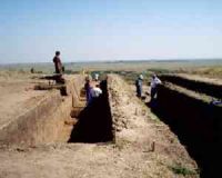 Chronicle of the Archaeological Excavations in Romania, 2005 Campaign. Report no. 148, Radovanu, Gorgana a II-a (Fraţii Dincă, La Grădişte)<br /><a href='http://foto.cimec.ro/cronica/2005/148/rsz-1.jpg' target=_blank>Display the same picture in a new window</a>
