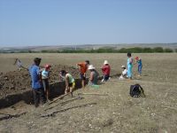 Chronicle of the Archaeological Excavations in Romania, 2007 Campaign. Report no. 1, Adamclisi, Cetate.<br /> Sector tumul.<br /><a href='http://foto.cimec.ro/cronica/2007/001-ADAMCLISI-CT-TropaeumTraiani-C/tumul/DSC02187.JPG' target=_blank>Display the same picture in a new window</a>. Title: tumul