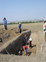 Chronicle of the Archaeological Excavations in Romania, 2007 Campaign. Report no. 1, Adamclisi, Cetate.<br /> Sector tumul.<br /><a href='http://foto.cimec.ro/cronica/2007/001-ADAMCLISI-CT-TropaeumTraiani-C/tumul/DSC02201.JPG' target=_blank>Display the same picture in a new window</a>