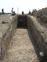Chronicle of the Archaeological Excavations in Romania, 2007 Campaign. Report no. 1, Adamclisi, Cetate.<br /> Sector tumul.<br /><a href='http://foto.cimec.ro/cronica/2007/001-ADAMCLISI-CT-TropaeumTraiani-C/tumul/DSC02214.JPG' target=_blank>Display the same picture in a new window</a>. Title: tumul