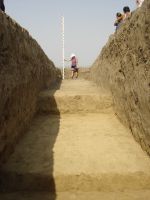 Chronicle of the Archaeological Excavations in Romania, 2007 Campaign. Report no. 1, Adamclisi, Cetate.<br /> Sector tumul.<br /><a href='http://foto.cimec.ro/cronica/2007/001-ADAMCLISI-CT-TropaeumTraiani-C/tumul/DSC02222.JPG' target=_blank>Display the same picture in a new window</a>. Title: tumul