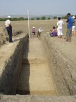 Chronicle of the Archaeological Excavations in Romania, 2007 Campaign. Report no. 1, Adamclisi, Cetate.<br /> Sector tumul.<br /><a href='http://foto.cimec.ro/cronica/2007/001-ADAMCLISI-CT-TropaeumTraiani-C/tumul/DSC02225.JPG' target=_blank>Display the same picture in a new window</a>. Title: tumul