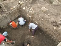 Chronicle of the Archaeological Excavations in Romania, 2007 Campaign. Report no. 75, Hârşova, Tell<br /><a href='http://foto.cimec.ro/cronica/2007/075-HARSOVA-CT-Carsium-C/foto-2-sj-2-nivelul-de-demantelare-a-turnului.jpg' target=_blank>Display the same picture in a new window</a>