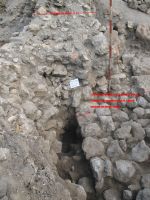 Chronicle of the Archaeological Excavations in Romania, 2007 Campaign. Report no. 75, Hârşova, Tell<br /><a href='http://foto.cimec.ro/cronica/2007/075-HARSOVA-CT-Carsium-C/foto-27-sj-6-zidul-cu-nucleu-din-piatra-mare-spre-v.jpg' target=_blank>Display the same picture in a new window</a>