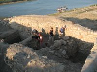 Chronicle of the Archaeological Excavations in Romania, 2007 Campaign. Report no. 75, Hârşova, Tell<br /><a href='http://foto.cimec.ro/cronica/2007/075-HARSOVA-CT-Carsium-C/foto-9-excavarea-in-sj-3.jpg' target=_blank>Display the same picture in a new window</a>