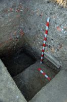 Cronica Cercetărilor Arheologice din România, Campania 2008. Raportul nr. 30, Frumuşeni, Mănăstirea Bizere (Fântâna Turcului)<br /><a href='http://foto.cimec.ro/cronica/2008/030/ancadrament-in-profil.JPG' target=_blank>Priveşte aceeaşi imagine într-o fereastră nouă</a>