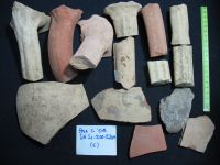 Chronicle of the Archaeological Excavations in Romania, 2008 Campaign. Report no. 34, Hârşova, Tell<br /><a href='http://foto.cimec.ro/cronica/2008/034/foto-19-s1-ceramica-deasupra-restului-de-zid-de-pe-stanca.jpg' target=_blank>Display the same picture in a new window</a>