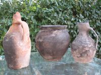 Chronicle of the Archaeological Excavations in Romania, 2008 Campaign. Report no. 34, Hârşova, Tell<br /><a href='http://foto.cimec.ro/cronica/2008/034/foto-20-s-2-vase-intregi-din-locuinta-medieval-timpurie.jpg' target=_blank>Display the same picture in a new window</a>