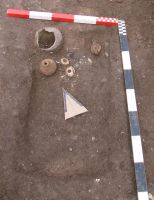 Chronicle of the Archaeological Excavations in Romania, 2008 Campaign. Report no. 113, Alba Iulia, str. Viilor, nr.64 (proprietatea Gheorghe Lăncrănjan)<br /><a href='http://foto.cimec.ro/cronica/2008/113/fig-2-mormant-de-incineratie-de-tip-ustrinum.jpg' target=_blank>Display the same picture in a new window</a>