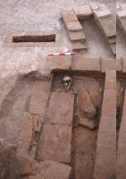 Chronicle of the Archaeological Excavations in Romania, 2008 Campaign. Report no. 113, Alba Iulia, str. Viilor, nr.64 (proprietatea Gheorghe Lăncrănjan)<br /><a href='http://foto.cimec.ro/cronica/2008/113/fig-3-morminte-de-inhumatie-in-sarcofage-de-caramida.jpg' target=_blank>Display the same picture in a new window</a>