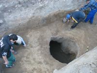 Chronicle of the Archaeological Excavations in Romania, 2008 Campaign. Report no. 143, Constanţa, Sediu OCPI Constanţa<br /><a href='http://foto.cimec.ro/cronica/2008/143/04-tomis-08-ocpi-siii-groapa-sec-v-taie-mormant-sec-i-p-chr.JPG' target=_blank>Display the same picture in a new window</a>