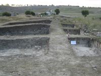 Chronicle of the Archaeological Excavations in Romania, 2009 Campaign. Report no. 1, Adamclisi, Cetate.<br /> Sector 01-sectorA-planse.<br /><a href='http://foto.cimec.ro/cronica/2009/sistematice/001/01-sectorA-planse/1-s-xxv-nivel-de-calcare-zidul-n-basilicii-a.jpg' target=_blank>Display the same picture in a new window</a>. Title: 01-sectorA-planse