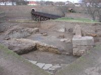 Chronicle of the Archaeological Excavations in Romania, 2009 Campaign. Report no. 2, Alba Iulia, Cetate<br /><a href='http://foto.cimec.ro/cronica/2009/sistematice/002/5-cladirea-romana-si-podul-dintre-ravelin-si-caponiera.jpg' target=_blank>Display the same picture in a new window</a>