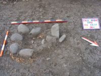 Chronicle of the Archaeological Excavations in Romania, 2012 Campaign. Report no. 10, Călugăreni, Ţinutul Cetăţii (Vártartomny).<br /> Sector Ilustratie-Cal-2018.<br /><a href='http://foto.cimec.ro/cronica/2012/010-CALUGARENI-MS/6-s4-groapa-de-par-intarita-cu-pietre-de-rau.JPG' target=_blank>Display the same picture in a new window</a>