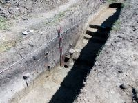 Chronicle of the Archaeological Excavations in Romania, 2012 Campaign. Report no. 16, Cioroiu Nou, La Cetate<br /><a href='http://foto.cimec.ro/cronica/2012/016-CIOROIU-NOU-DJ/fossa-1.JPG' target=_blank>Display the same picture in a new window</a>
