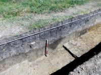 Chronicle of the Archaeological Excavations in Romania, 2012 Campaign. Report no. 16, Cioroiu Nou, La Cetate<br /><a href='http://foto.cimec.ro/cronica/2012/016-CIOROIU-NOU-DJ/fossa-2.JPG' target=_blank>Display the same picture in a new window</a>