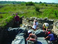Chronicle of the Archaeological Excavations in Romania, 2014 Campaign. Report no. 3, Adamclisi, Cetate<br /><a href='http://foto.cimec.ro/cronica/2014/003-Adamclisi-SectorA/fig-08-acoperirea-cu-folie-a-zonei-anexelor.JPG' target=_blank>Display the same picture in a new window</a>