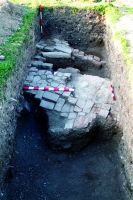 Cronica Cercetărilor Arheologice din România, Campania 2014. Raportul nr. 38, Frumuşeni, Mănăstirea Bizere (Fântâna Turcului)<br /><a href='http://foto.cimec.ro/cronica/2014/038-Frumuseni/fig-2-fragment-al-podelei-a-bisericii-aba-partiale.JPG' target=_blank>Priveşte aceeaşi imagine într-o fereastră nouă</a>