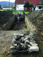 Chronicle of the Archaeological Excavations in Romania, 2016 Campaign. Report no. 23, Sighişoara, Dealul Viilor (Cartierul Viilor; Cătunul Viilor, Necropolă)<br /><a href='http://foto.cimec.ro/cronica/2016/023-Dealul-Viilor-MS-Punct-Dealul-Viilor/fig-3-sectiunea-in-faza-finala.jpg' target=_blank>Display the same picture in a new window</a>