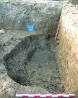 Chronicle of the Archaeological Excavations in Romania, 2016 Campaign. Report no. 112, Ovidiu, Faleză<br /><a href='http://foto.cimec.ro/cronica/2016/112-Ovidiu-CT-Punct-lot-4-lot-8/fig-17-ovidiu-2016-reyna-4-c3-bordei.JPG' target=_blank>Display the same picture in a new window</a>