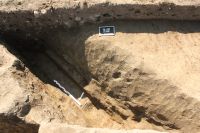 Chronicle of the Archaeological Excavations in Romania, 2018 Campaign. Report no. 13, Călugăreni, Ţinutul Cetăţii (Vártartomny).<br /> Sector Ilustratie-Cal-2018.<br /><a href='http://foto.cimec.ro/cronica/2018/1-sistematice/013-Calugareni-MS-s/Ilustratie-Cal-2018/fig-13-canal.JPG' target=_blank>Display the same picture in a new window</a>. Title: Ilustratie-Cal-2018