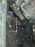 Chronicle of the Archaeological Excavations in Romania, 2019 Campaign. Report no. 3, Alba Iulia, Sediul guvernatorului consular (Mithraeum III)<br /><a href='http://foto.cimec.ro/cronica/2019/01-sistematice/003-alba-iulia-ab-palatul-guvernatorului-s/pl-x-sxx-16-ans-cxt-24-carou-2-cer-tenc-in-situ-ne-1.jpg' target=_blank>Display the same picture in a new window</a>