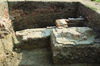 Chronicle of the Archaeological Excavations in Romania, 2019 Campaign. Report no. 35, Igriş<br /><a href='http://foto.cimec.ro/cronica/2019/01-sistematice/035-igris-tm-s/igris-timis-2019-fig-13-sectiunea-b1-vedere-dinspre-nord-pilastru-si-posibilul-mormant-al-lui-andrei-al-ii-lea.JPG' target=_blank>Display the same picture in a new window</a>