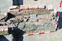 Chronicle of the Archaeological Excavations in Romania, 2019 Campaign. Report no. 35, Igriş, Mănăstirea Egres<br /><a href='http://foto.cimec.ro/cronica/2019/01-sistematice/035-igris-tm-s/igris-timis-2019-fig-9-sectiunea-e2-cista-din-exteriorul-bisericii-mai-vechi-vazuta-dinspre-sud.JPG' target=_blank>Display the same picture in a new window</a>